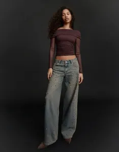 Синие джинсы-бойфренды с низкой посадкой и заклепками Bershka