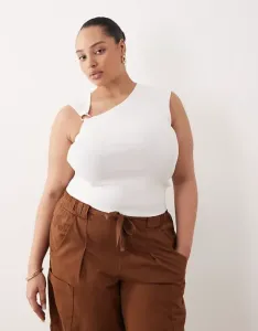 Белый структурированный топ с фурнитурой ASOS DESIGN Curve