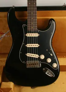 Fender Custom Shop Postmodern Strat Journeyman Relic с грифом из розового дерева, состаренный черный XN16565