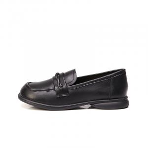 Лоферы женские черно-бежевые с подвеской в виде быка