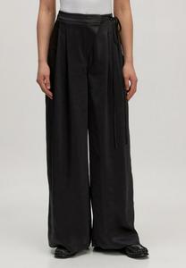 Брюки EDITED BUNDFALTENHOSE KATIE, Schwarz/Black