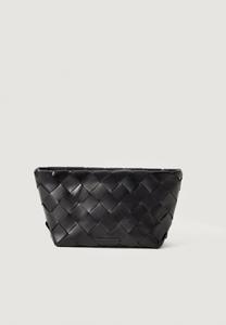 Клатч Loeffler Randall WIDE SQUARE WOVEN , Black