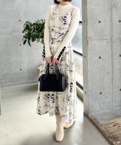 Вязаный топ в рубчик с контрастными пуговицами на рукавах