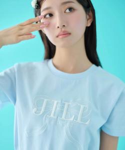 Футболка с вышитым логотипом в виде большой ленты