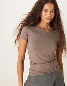 Трикотажный топ Gina Tricot Soft Touch с короткими рукавами и круглым вырезом, коричневого цвета