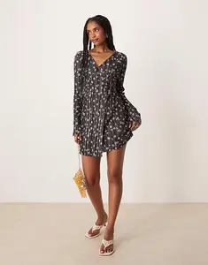 ASOS DESIGN плиссированное мини-платье с длинными рукавами-ангелочками и запахом спереди в ромашковый узор