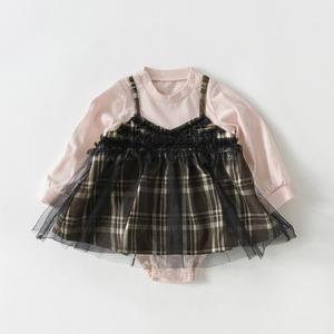 Комбинезон в клетку, сочетающийся с юбкой-свитером.