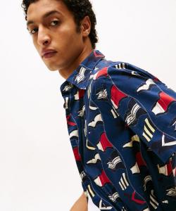 Футболка с коротким рукавом из поплина с принтом флага по всей поверхности.