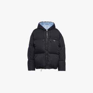 Куртка из переработанного нейлонового пуха с фирменной табличкой Prada, черный