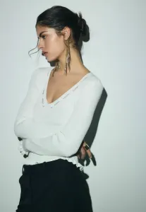 Джемпер стандартного кроя с v-образным вырезом и декоративной отделкой Bhoem, Ecru