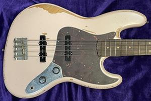 Басс гитара Fender Roadworn Flea Sign. Jazz, Shell Pink / Rosewood