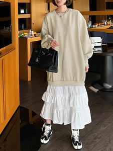 Платье-толстовка свободного кроя с многоярусным подолом