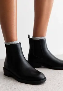 Посмотрите на классические ботильоны челси. New Look, Black