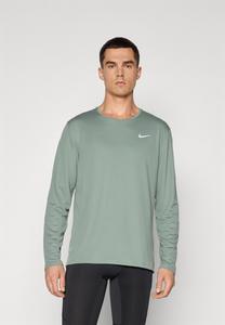 Топ Nike Performance MILER TOP, Clay Green/Reflective Silver-Coloured/Dark Green