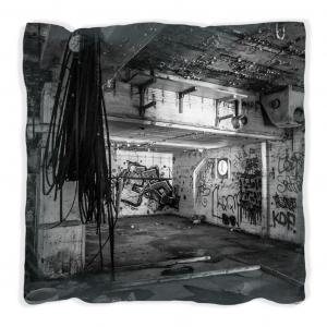 Подушка Wallario Premium, мягкая поверхность, с черно-белым мотивом старой заброшенной фабрики с граффити, размер: 30 x 30 см, с белой спинкой