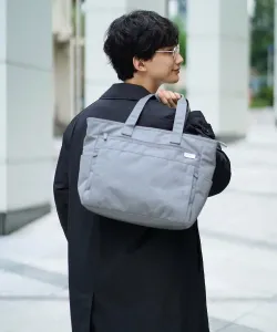 Легкая, водоотталкивающая, вмещает документы формата А4. Двусторонняя сумка-тоут Avv, цвет Light Gray