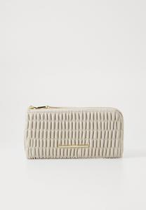 Кошелек RUCHED LONG ZIP Calvin Klein Jeans, серо-коричневый