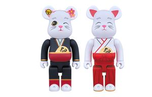 BE@RBRICK Белая фигурка мейко с манящим котом для брака