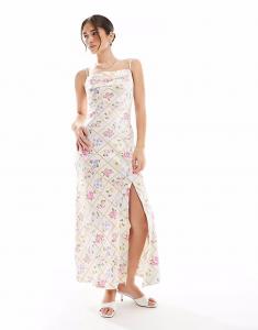 Платье-комбинация из атласа с цветочным принтом New Look розового цвета