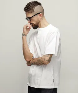 Футболка с воротником-хенли, окрашенная пигментом (оливково-зеленый цвет).