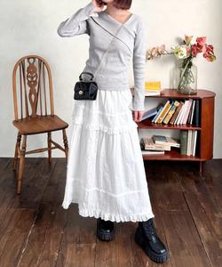 Топ с разрезом на рукаве и перекрестной ребристой отделкой