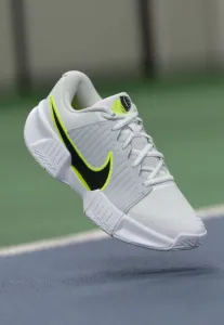 Многокортные теннисные кроссовки gp challenge pro Nike Performance, White/Black/Pure Platinum-Coloured/Volt
