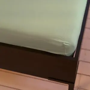 Простыня на резинке Kayori Saiko для наматрасника, оливково-зеленая, 180-200x200-220 см, трикотаж премиум-класса, для матрасов высотой до 12 см Three Lilies B.V.