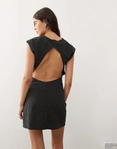 Мини-платье Weekday с вырезом-лодочкой и открытой спиной, темно-серого цвета в тонкую полоску