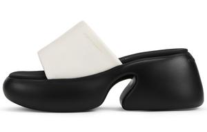 Сланцы на композитной подошве 7,5 см женские CHARLES&KEITH, меловой белый