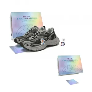 Doraemon Дораэмон Низкие массивные кроссовки унисекс Pine Smoke Black (версия с подвеской) и носки, цвет Pine Smoke Black (Pendant Version)+Socks