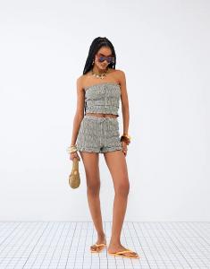 Шорты в клетку River Island с рюшами зеленого цвета — часть комплекта