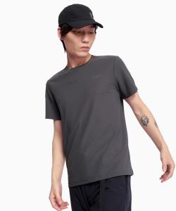 Влагоотводящая, быстросохнущая, защищающая от УФ-излучения, приятная на ощупь футболка с короткими рукавами COOL TOUCH и одним вышитым логотипом.