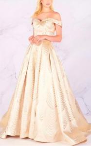 Атласное платье Ballgwon с открытыми плечами в светло-золотом цвете Mac Duggal