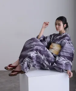 Удобный в носке и легко стирающийся комплект юката из двух частей, состоящий из хлопкового и льняного пояса оби. Стильный, в стиле ретро, подходит для женщин старше 40 лет.