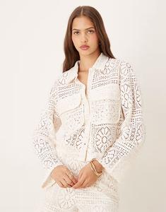 Укороченная рубашка в стиле практичного вязания крючком с цветочным узором цвета березовый крем Vila