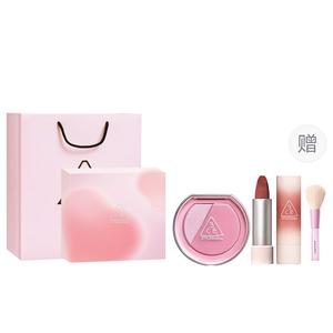 Палитра хайлайтеров с девятью оттенками в комплекте с набором косметики Embrace легко растушевывается и держится долго 3CE