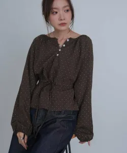 Блузка в горошек с присборенной талией