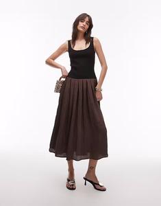 Контрастное платье-плиссе Mango с заниженной талией темно-коричневого цвета