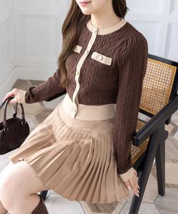 Кардиган с золотыми пуговицами, подобранными по цвету.