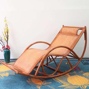 Плетеное кресло-качалка из натурального ротанга с эргономичной спинкой