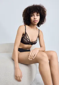 Джана в треугольном бюстгальтере Hunkemöller, Black