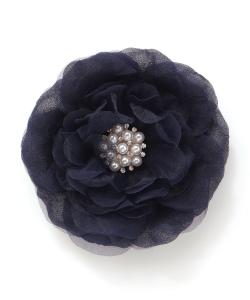 Бутоньерка из органзы и цветов