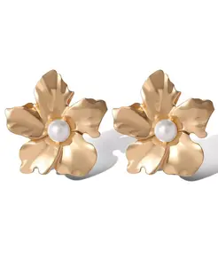 Эффектные серьги-цветы с жемчужным центром в золотистом оттенке Jessica Simpson, gold