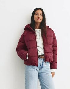 Стеганая куртка Pull&Bear с капюшоном бордового цвета