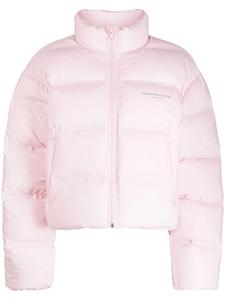 Alexander Wang укороченный пуховик с логотипом, розовый