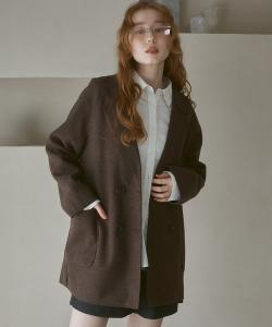 Двубортный пиджак, похожий на шерстяной, приталенного кроя.