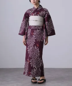 Удобный в ношении, двухкомпонентный комплект юката для взрослых, включающий пояс оби. Стильный, ретро, с возможностью выбора пояса оби. Подходит для женщин старше 40 лет.