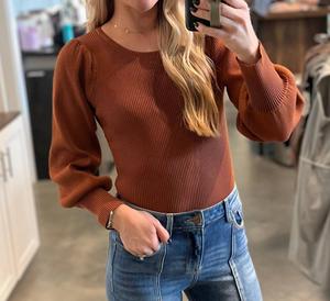 Боди с ребристой фактурой и рукавами-пуфами в коричневом цвете And The Why