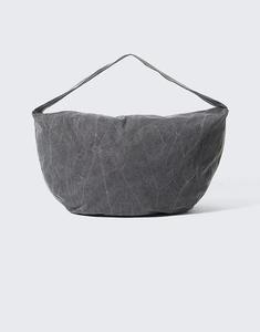 Сумка через плечо Weekday Samir черного цвета с потертостями