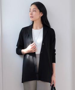 Куртка из хлопкового ацетата, пригодная для стирки в сухом виде.